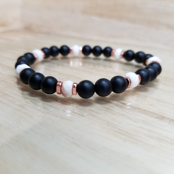 White Turquoise & Black Onyx Stretch Bracelet - Picture 3 of 6